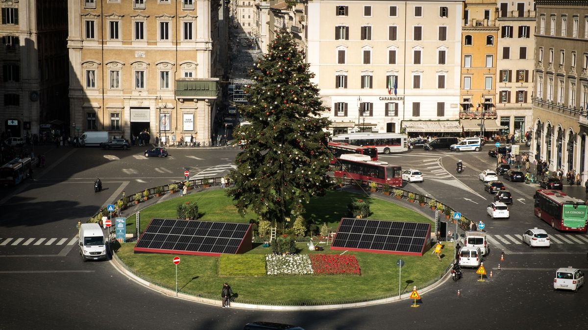 Rozruch kvůli vánočnímu stromu. V Římě se přou o dobíjení solárními panely